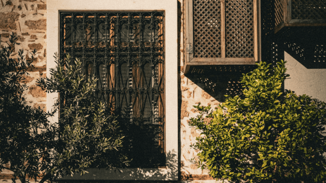 Ferronnerie pour fenêtre : comment éviter l&rsquo;effet prison ?